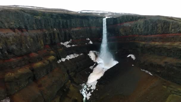 Luchtfoto Van Hengifoss Waterval Met Rode Strepen Sedimenten Oude Vulkanische — Stockvideo