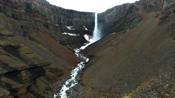 Vista Aérea Cascada Hengifoss Con Sedimentos Rayas Rojas Antigua Formación — Vídeo de stock