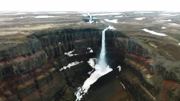 Luftaufnahme Des Hengifoss Wasserfalls Mit Sedimenten Mit Roten Streifen Und — Stockvideo