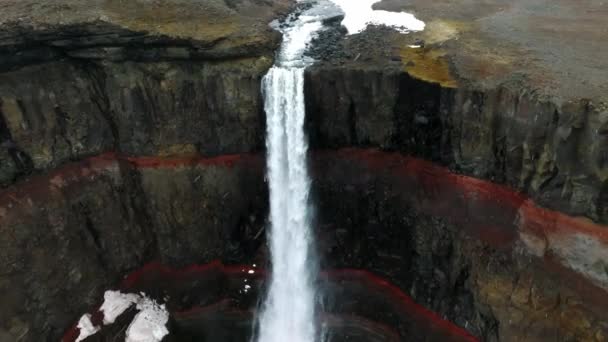 Luftaufnahme Des Hengifoss Wasserfalls Mit Sedimenten Mit Roten Streifen Und — Stockvideo