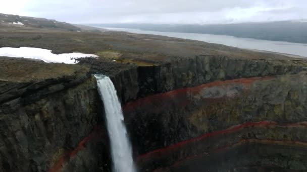 Luftaufnahme Des Hengifoss Wasserfalls Mit Sedimenten Mit Roten Streifen Und — Stockvideo