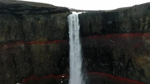 Vista Aérea Cascada Hengifoss Con Sedimentos Rayas Rojas Antigua Formación — Vídeo de stock