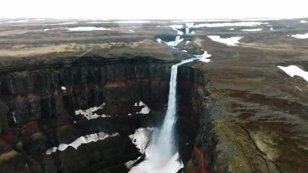 Luchtfoto Van Hengifoss Waterval Met Rode Strepen Sedimenten Oude Vulkanische — Stockvideo