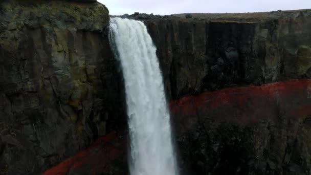 Luftaufnahme Des Hengifoss Wasserfalls Mit Sedimenten Mit Roten Streifen Und — Stockvideo