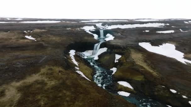 Повітряний Вид Водоспад Генгіфосс Червоними Смугами Відкладень Старим Вулканічним Утворенням — стокове відео