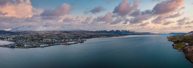 Kuzey İzlanda 'daki Akureyri kasabası yakınlarında güzel bir hava durumu. İzlanda doğası.