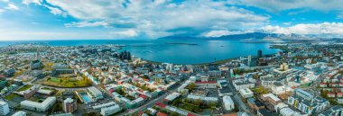 Güneşli bir yaz gününde Reykjavik, İzlanda 'nın güzel hava manzarası. Reykjavik 'in panoramik görünümü