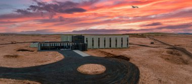 İzlanda 'da ıssız bir yerde lüks, yalnız bir otel. İnanılmaz modern bina havadan görüntüsü.