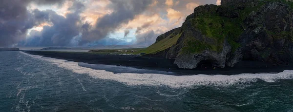 Izland Fekete Homokos Tengerpartján Hatalmas Hullámok Reynisfjara Vik Légi Film — Stock Fotó