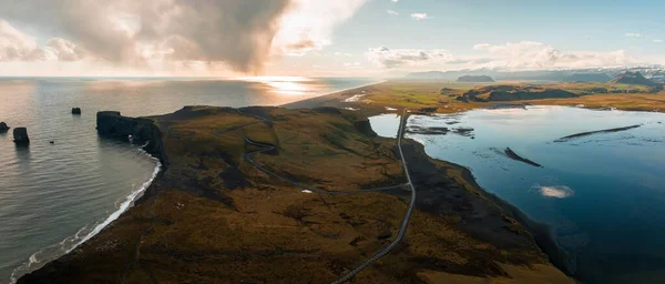 沿着黑海滩俯瞰冰岛海岸线 冰岛全景自然景观 日落时间 — 图库照片
