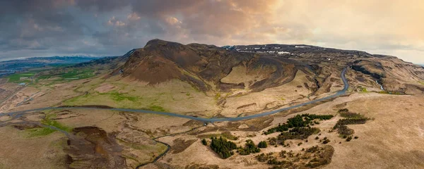 夏の時間と晴れた日の間に美しいアイスランドの自然 緑の山々と魔法のアイスランド フィールドと滝 — ストック写真