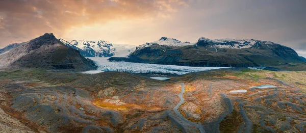美丽的冰川流过冰岛的群山 空中景观和高层景观 — 图库照片