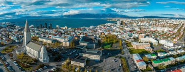 Reykjavik 'teki Hallgrimskirkja Kilisesi' nin havadan görünüşü. İzlanda 'nın 4K' daki manzarası. Hallgrimskirkja Lutheran Kilisesi. Leif Eriksson Heykeli.