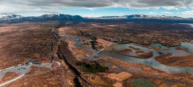 İzlanda 'daki Thingvellir Ulusal Parkı' nın iyi görünen tektonik plakası. Avrasya ve Kuzey Amerika tektonik plakaları