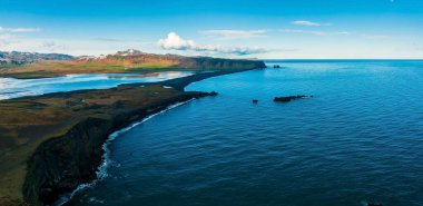 İzlanda kıyı şeridinin kara sahile bakan havadan görüntüsü. Panoramik İzlanda doğa görüşü. Gün batımı zamanı.