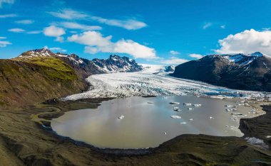 İzlanda 'daki Skaftafell buzulunun, Vatnajokull Ulusal Parkı' nın panoramik görüntüsü..
