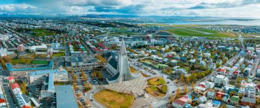 Güneşli bir yaz gününde Reykjavik, İzlanda 'nın güzel hava manzarası. Reykjavik 'in panoramik görünümü