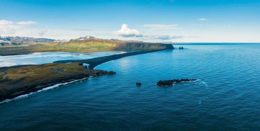 İzlanda kıyı şeridinin kara sahile bakan havadan görüntüsü. Panoramik İzlanda doğa görüşü. Gün batımı zamanı.