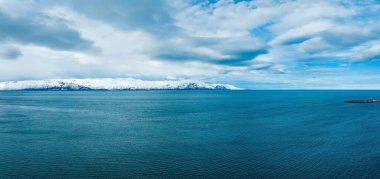 Yaz zamanı İzlanda 'nın güzel doğası ve güneşli havası. Yeşil dağları, tarlaları ve şelaleleri olan sihirli İzlanda.