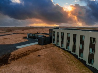 İzlanda 'da ıssız bir yerde lüks, yalnız bir otel. İnanılmaz modern bina havadan görüntüsü.