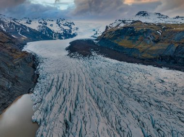 İzlanda 'daki dağlardan güzel buzullar akar. Hava görünümü ve üst görünüm.