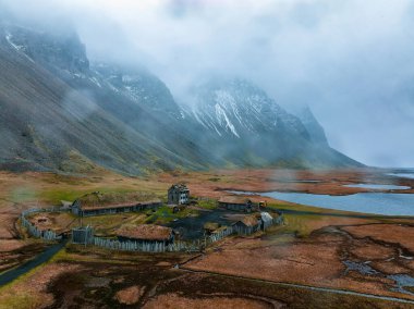 Stoksnes yakınlarında, İzlanda 'nın Vestrahorn Dağı' nın altında fırtınalı bir yağmurlu günde bir Viking köyünün hava görüntüsü..