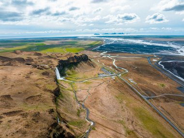 Seljalandsfoss 'un havadan görünüşü - İzlanda' nın Güney Bölgesi 'nde 1. Yol' un hemen yanında. Ziyaretçiler onun arkasından küçük bir mağaraya yürüyebilir. İzlanda 'daki en popüler şelale..