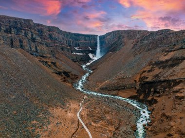 Hengifoss Şelalesi 'nin kırmızı şeritli havadan görünüşü ve İzlanda' da eski toprak volkanik oluşumu. Fırtınalı günlerde İzlanda 'nın güzel doğası.