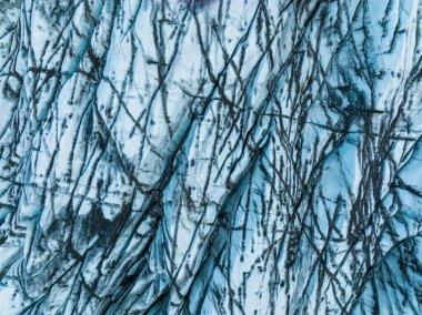 İzlanda 'daki dağlardan güzel buzullar akar. Hava görünümü ve üst görünüm.