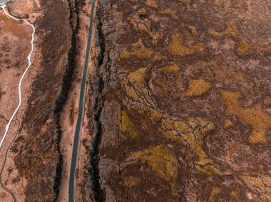 İzlanda 'daki Thingvellir Ulusal Parkı' nın iyi görünen tektonik plakası. Avrasya ve Kuzey Amerika tektonik plakaları