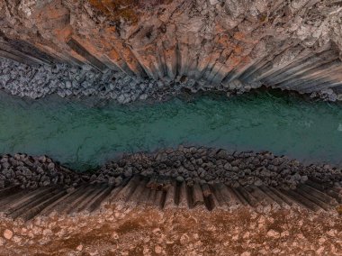 İzlanda 'daki Studlagil bazalt kanyonunun destansı hava manzarası. İzlanda 'nın en harika doğa manzaralarından biri..