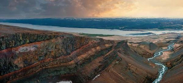 关于冰岛红条纹沉积物和旧土火山形成的亨吉佛斯瀑布的空中景观 暴风雨中美丽的冰岛自然 — 图库照片