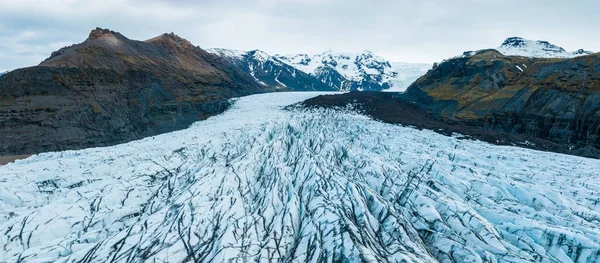 美しい氷河がアイスランドの山々を流れています 空中展望と山頂展望 — ストック写真