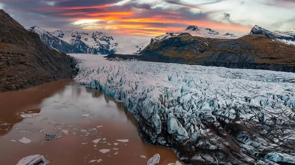 美しい氷河がアイスランドの山々を流れています 空中展望と山頂展望 — ストック写真