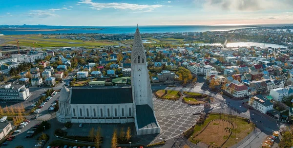 Flygfoto Över Hallgrimskirkja Kyrka Reykjavik Scenisk Över Island Hallgrimskirkja Lutherska — Stockfoto