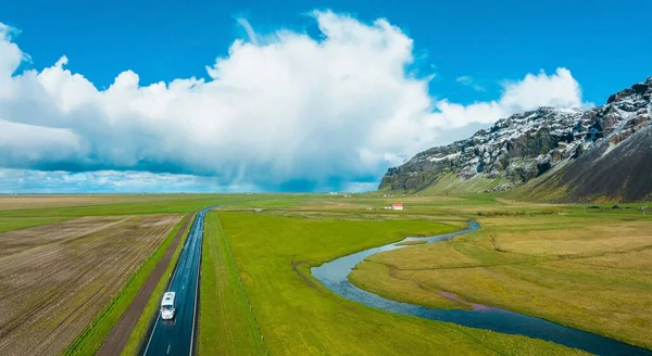 Ατελείωτος Δρόμος Στα Συννεφιασμένα Βουνά Και Λόφους Της Ισλανδίας Κατά — Φωτογραφία Αρχείου