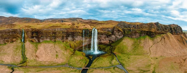 Seljalandsfossの空中ビュー ルート1によって右アイスランドの南地域に位置しています 訪問者は小さな洞窟にそれの後ろを歩くことができます アイスランドで最も人気のある滝 — ストック写真