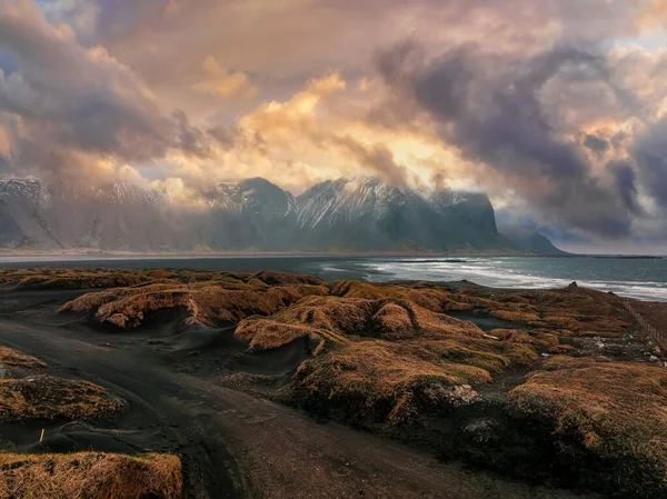 从空中俯瞰冰岛令人印象深刻的五彩缤纷的海景 在斯托克尼斯山景和威斯特拉宏山附近美丽的风景如画的风景 在多雨的刮风天气里 黑色的沙丘笼罩着 — 图库照片