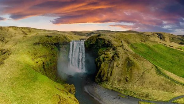 Famosa Cascada Skogafoss Con Arco Iris Paisaje Dramático Islandia Atardecer —  Fotos de Stock