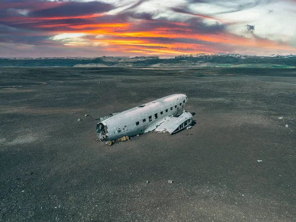 アイスランドのヴィク近くのSolheimasandurビーチで放棄された古い墜落した飛行機の空中ビュー アイスランドで人気の観光スポットと風景 冬の絶景へのエキサイティングな遠足 — ストック写真