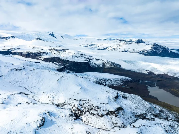 Veduta Aerea Dei Ghiacciai Delle Montagne Innevate Vicino Alla Laguna — Foto Stock