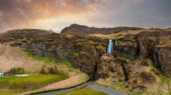 공중에서 Seljalandsfoss 아이슬란드 지역에 방문객들은 속으로 들어갈 수있습니다 아이슬란드에서 인기있는 — 스톡 사진