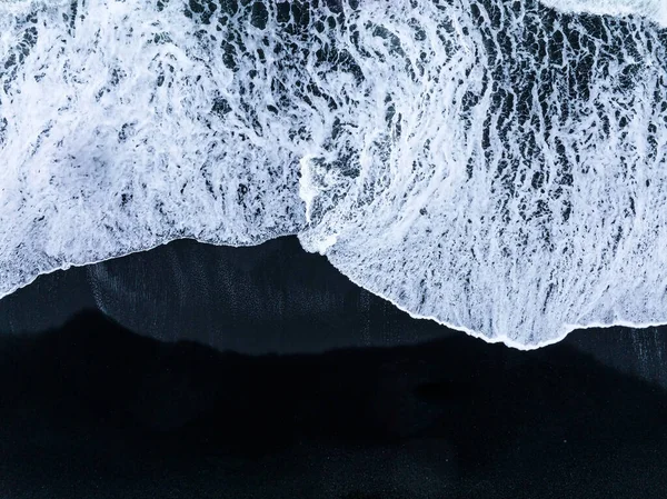 Ισλανδία Μαύρη Αμμουδιά Τεράστια Κύματα Στο Reynisfjara Vik Εναέρια Κινηματογραφικό — Φωτογραφία Αρχείου