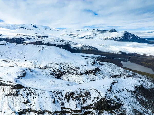 Veduta Aerea Dei Ghiacciai Delle Montagne Innevate Vicino Alla Laguna — Foto Stock