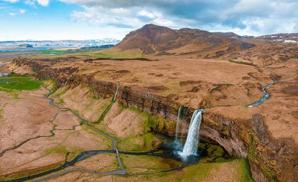 공중에서 Seljalandsfoss 아이슬란드 지역에 방문객들은 속으로 들어갈 수있습니다 아이슬란드에서 인기있는 — 스톡 사진