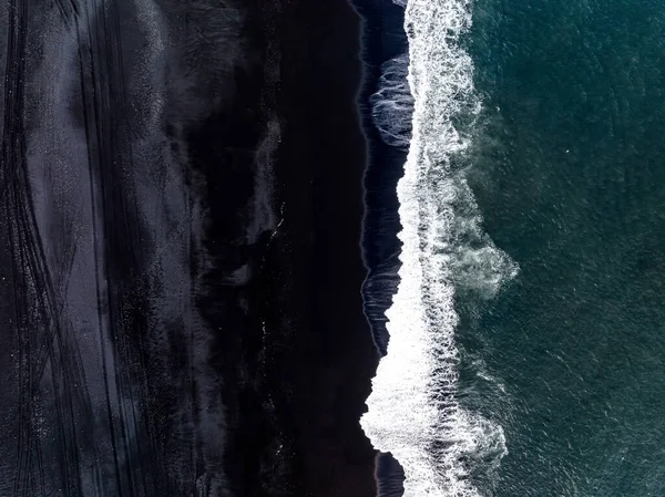 Island Svart Sandstrand Med Stora Vågor Vid Reynisfjara Vik Flygfilmisk — Stockfoto