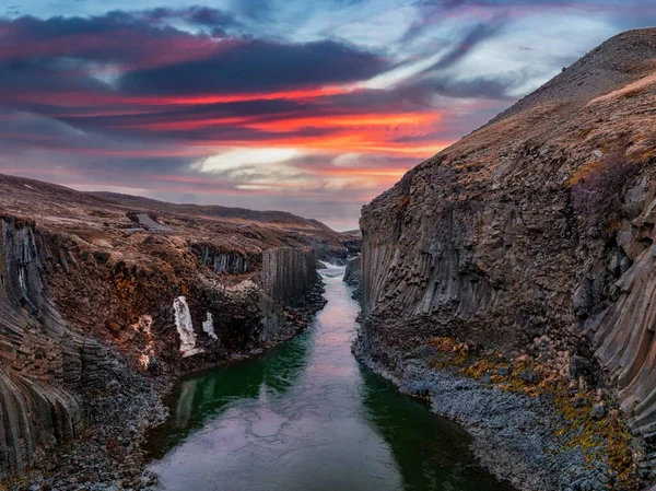 研究落差玄武岩峡谷的史诗式航拍图 冰岛最奇妙的自然景观之一 — 图库照片