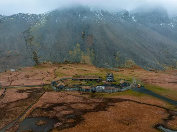 アイスランドのヴェストラホーン山の下のストックスネス近くの嵐の雨の日のバイキング村の空中ビュー — ストック写真