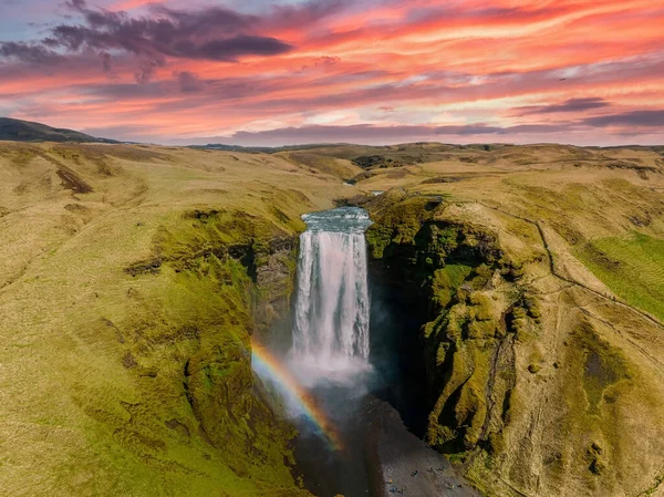 Słynny Wodospad Skogafoss Tęczą Dramatyczna Sceneria Islandii Podczas Zachodu Słońca — Zdjęcie stockowe