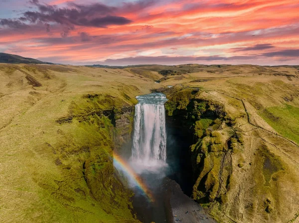 Híres Skogafoss Vízesés Szivárvánnyal Drámai Táj Izlandon Naplementekor Majestic Skogafoss — Stock Fotó